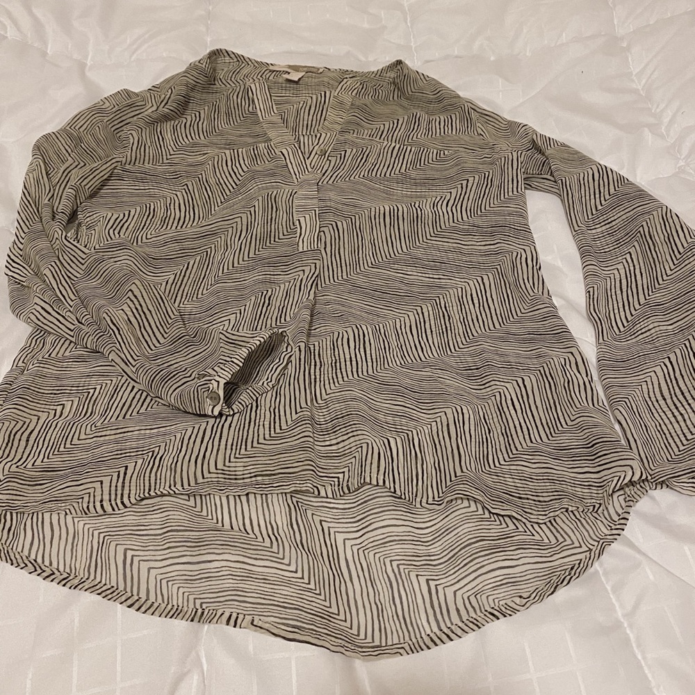 Casual long sleeve blouse with line pattern